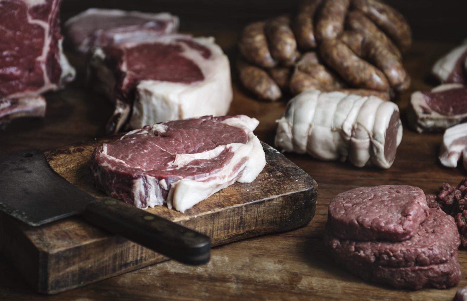 Fleisch und Würste auf einem Holzbrett