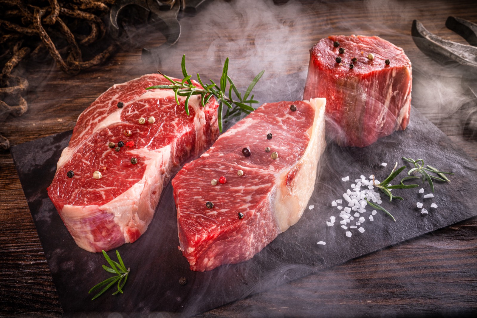 Rohe Steaks mit Rosmarin und Pfeffer